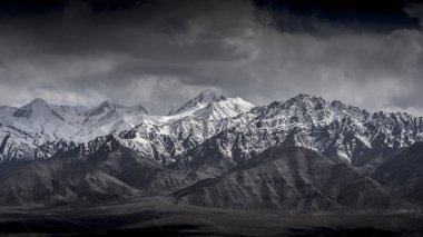 Kış manzara kar dağ Leh Ladakh Hindistan'dan mavi gökyüzü ile