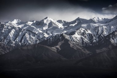 Kış manzara kar dağ Leh Ladakh Hindistan'dan mavi gökyüzü ile