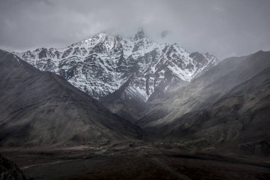 Kış manzara kar dağ Leh Ladakh Hindistan'dan mavi gökyüzü ile