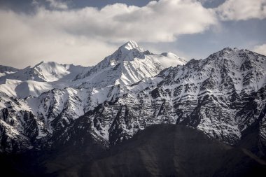 Kış manzara kar dağ Leh Ladakh Hindistan'dan mavi gökyüzü ile