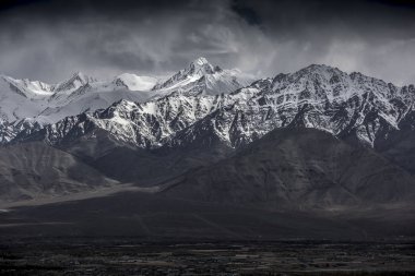 Kış manzara kar dağ Leh Ladakh Hindistan'dan mavi gökyüzü ile