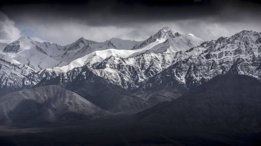 Kış manzara kar dağ Leh Ladakh Hindistan'dan mavi gökyüzü ile