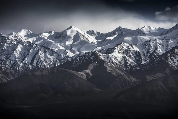 Kış manzara kar dağ Leh Ladakh Hindistan'dan mavi gökyüzü ile