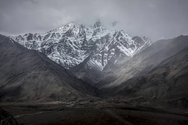 Kış manzara kar dağ Leh Ladakh Hindistan'dan mavi gökyüzü ile — Stok fotoğraf