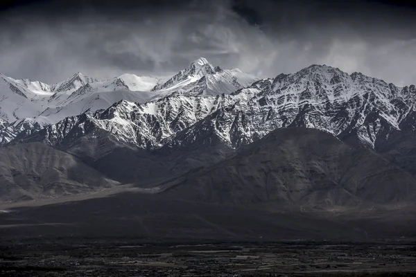 Paesaggio invernale montagna di neve con cielo blu da Leh Ladakh India — Foto Stock