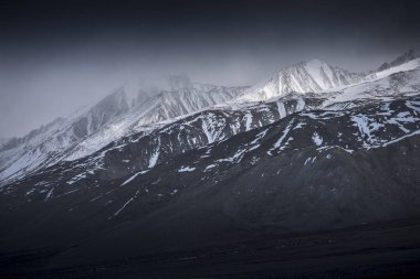 Kış manzara kar dağ yüksek görüş açısı uçak Leh Ladakh Hindistan üzerinden.