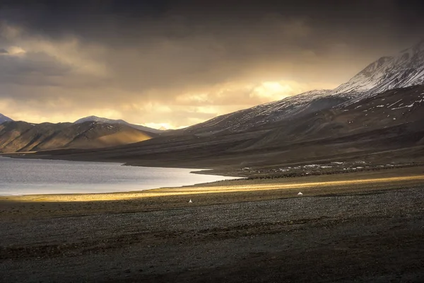 황혼의 일몰 배경 가진 pangong 호수에 아름 다운 풍경 눈 산. Leh, Ladakh, 인도. — 스톡 사진