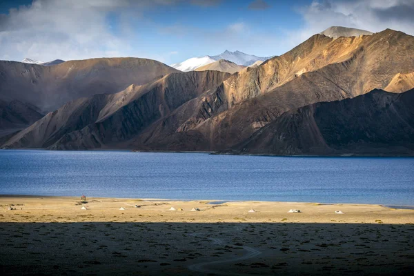 Hermosas montañas de paisaje en el lago Pangong con fondo de cielo azul. Leh, Ladakh, India . — Foto de Stock