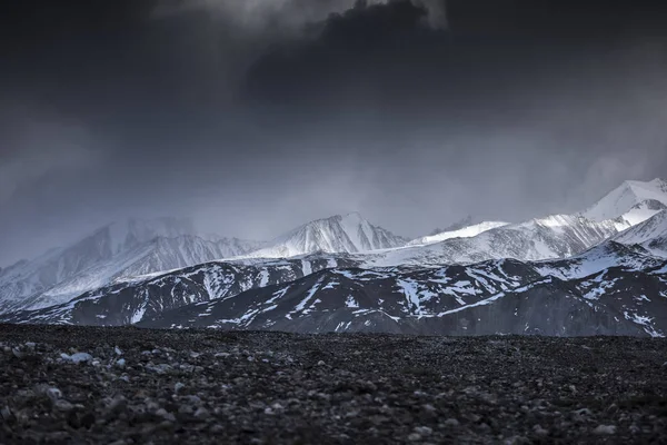Winter sneeuw berg hoge hoek landschapsmening vanuit vliegtuig Leh Ladakh India. — Stockfoto
