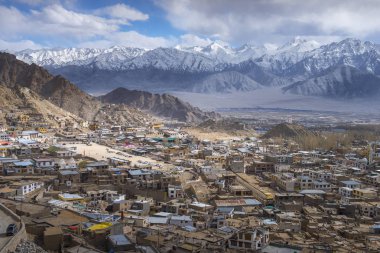 Leh şehir surround Dağları arka plan.