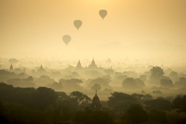 Sunrise sahne sıcak hava balonları pagoda Antik şehir alanını Bagan Myanmar üzerinde uçmak. (Yüksek görüntü kalitesi)