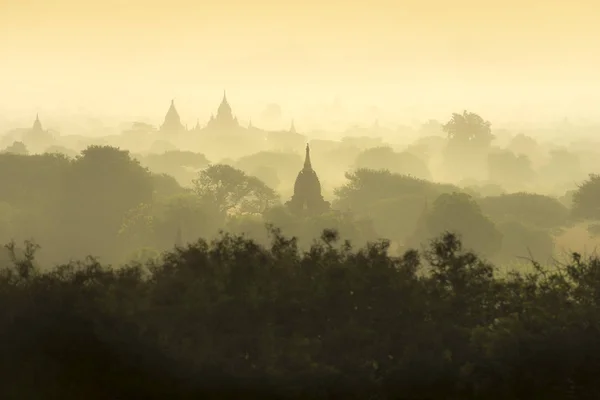 Východ slunce scéna pagoda starobylé město pole v Bagan, Myanmar. (Vysoká obrazová kvalita) — Stock fotografie