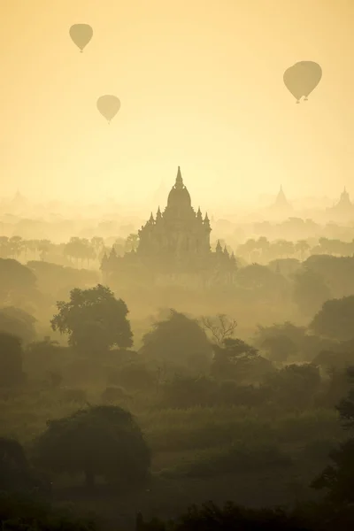 Sunrise scénu horkovzdušné balóny létat nad pole starověké město pagoda Bagan, Myanmar. (Vysoká obrazová kvalita) — Stock fotografie