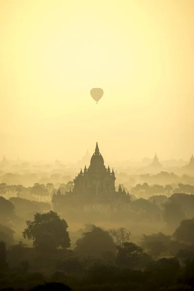 Sunrise scénu horkovzdušné balóny létat nad pole starověké město pagoda Bagan, Myanmar. (Vysoká obrazová kvalita) — Stock fotografie