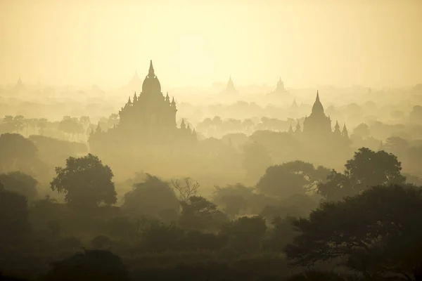 Východ slunce scéna pagoda starobylé město pole v Bagan, Myanmar. (Vysoká obrazová kvalita) — Stock fotografie