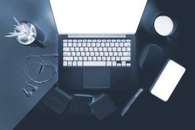 Ofis Masaları dizüstü bilgisayar, cep telefonu, kalem, defter, dijital tablet ile düz yatıyordu x-ışını fotoğrafı modern iki ton (beyaz ve gri) arka plan gözlük. Masaüstü ofis mockup kavramı.