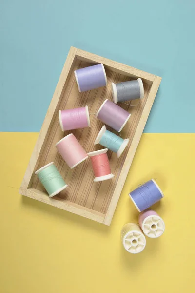 Pose plate de rouleaux de fil de couleur pour la couture sur deux tons backgrou — Photo