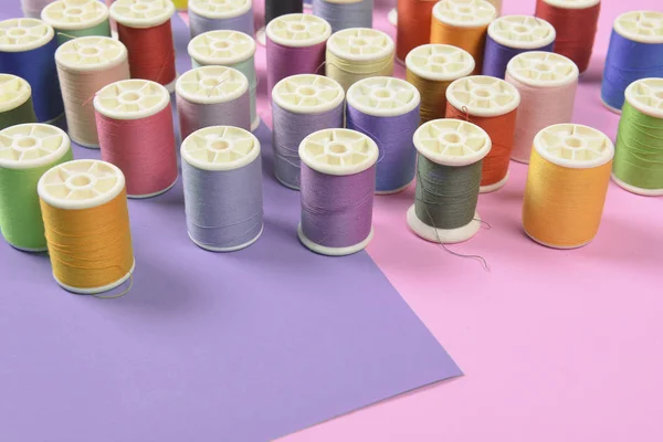 Pose plate de rouleaux de fil de couleur pour la couture sur deux tons backgrou — Photo