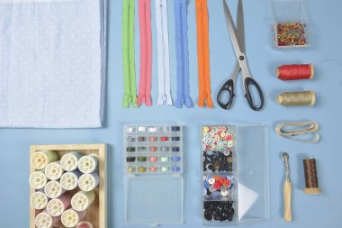 Dikiş malzemesi düz lay içerir kumaşlar, makas, Şir