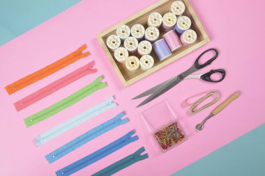 Dikiş malzemesi düz lay dokunun ölçme makas içerir