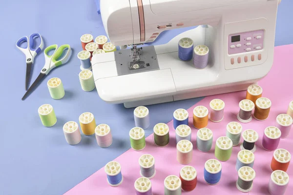 Sewing machine and colorful thread rolls for sewing on two tone — Stock Photo, Image