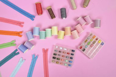 Dikiş malzemesi düz lay dokunun ölçme makas içerir