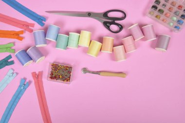 Dikiş malzemesi düz lay dokunun ölçme makas içerir