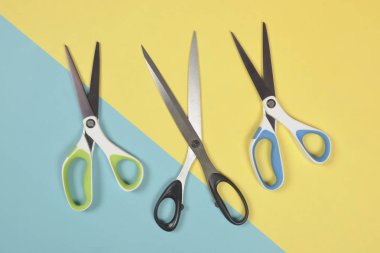 Makas iki ton arka plan, dikiş ve needlewo düz yatıyordu