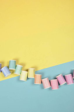 Düz lay renkli iplik dikiş için iki ton backgrou üzerinde rulo.