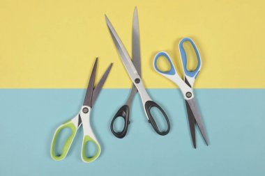 Makas iki ton arka plan, dikiş ve needlewo düz yatıyordu