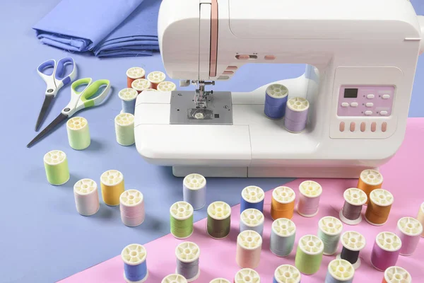 Máquina de costura e rolos de linha coloridos para costura em dois tons — Fotografia de Stock