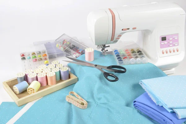 Швейная машина и цветные нитки, ножницы, ткань и — стоковое фото