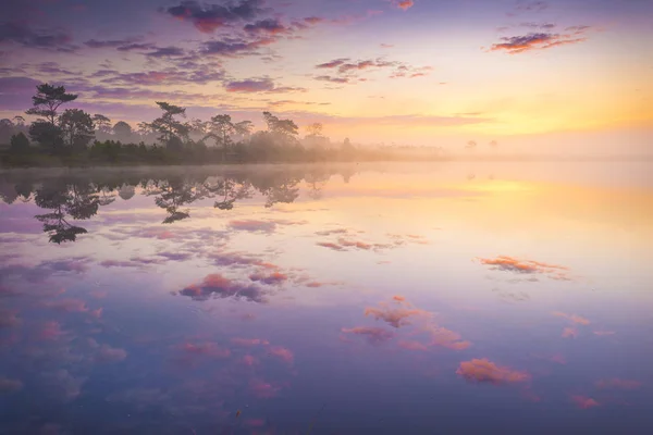 Sonnenstrahlen über dem See mit Reflexionsnebel auf dem Wasser, — Stockfoto