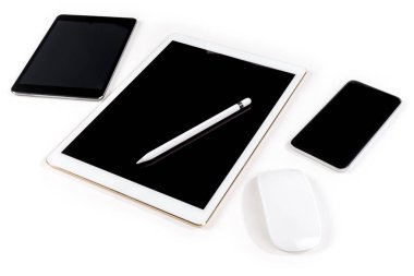 Ofis masaları ile dijital tablet, smartphone, fare ve kalem o