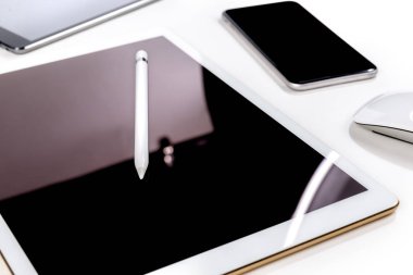 Ofis Masaları dijital tablet, smartphone ve kalem Isola üzerinde