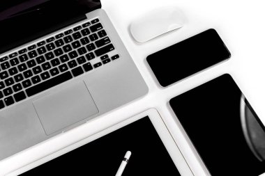 Ofis masaları ile dizüstü bilgisayar, dijital tablet, smartphone, p