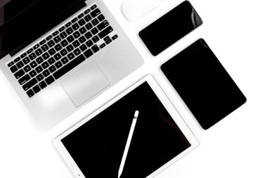 Ofis masaları ile dizüstü bilgisayar, dijital tablet, smartphone, p