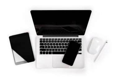 Ofis masaları ile dizüstü bilgisayar, dijital tablet, smartphone, p