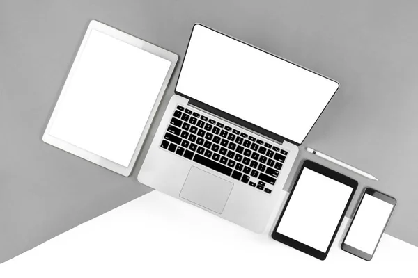 Office bord med bärbar dator, digital surfplatta, smartphone, p — Stockfoto