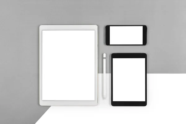 デジタル タブレット、スマート フォン、分離に鉛筆でオフィスのテーブル — ストック写真