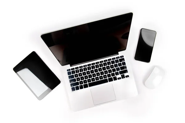 Mesa de oficina con ordenador portátil, tableta digital, teléfono inteligente, p —  Fotos de Stock