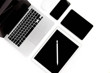 Ofis masaları ile dizüstü bilgisayar, dijital tablet, smartphone, p