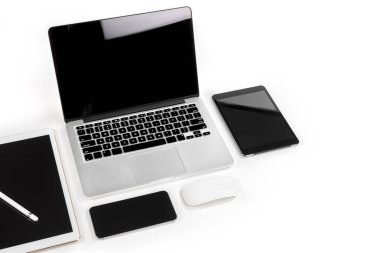 Ofis masaları ile dizüstü bilgisayar, dijital tablet, smartphone, p