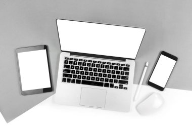 Ofis masaları ile dizüstü bilgisayar, dijital tablet, smartphone, p