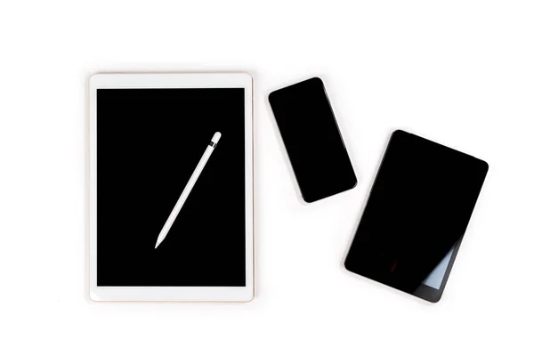 Τραπέζι γραφείο με ψηφιακό tablet, smartphone και μολύβι στο isola — Φωτογραφία Αρχείου