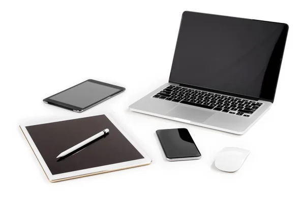 Mesa de oficina con ordenador portátil, tableta digital, teléfono inteligente, p — Foto de Stock