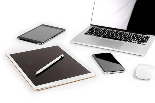 Office table with laptop computer, digital tablet, smartphone, p — Stock Photo, Image