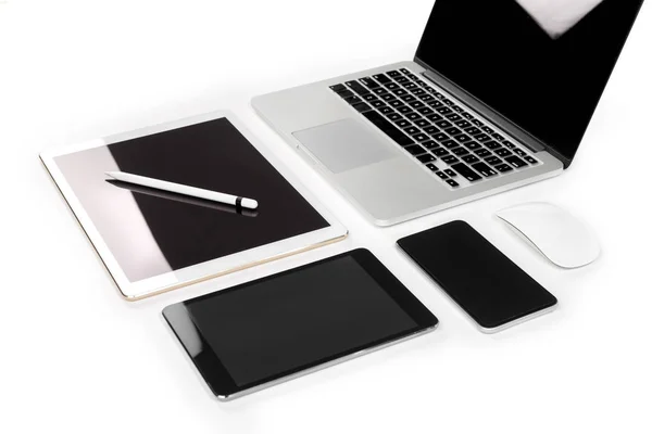Mesa de oficina con ordenador portátil, tableta digital, teléfono inteligente, p — Foto de Stock