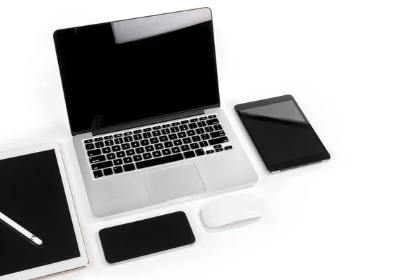 Mesa de oficina con ordenador portátil, tableta digital, teléfono inteligente, p —  Fotos de Stock