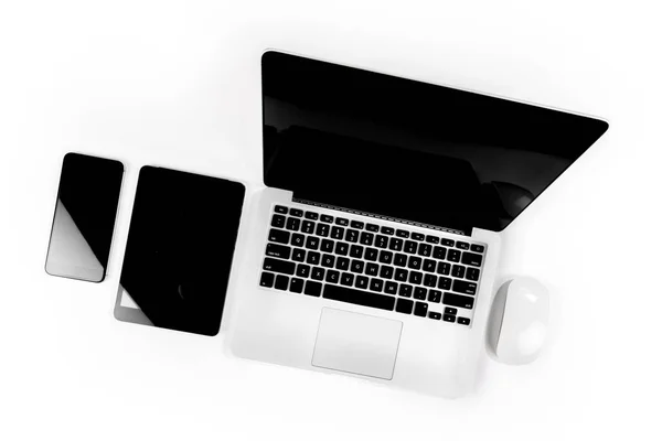 Офисный стол с ноутбуком, цифровым планшетом, смартфоном, p — стоковое фото